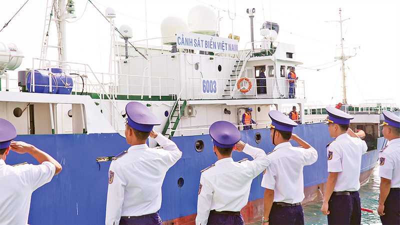 Cán bộ, chiến sĩ thuộc Bộ Tư lệnh Vùng Cảnh sát biển 4 lên đường thực hiện hải trình giữ biển đảo. (Ảnh BỘ TƯ LỆNH VÙNG CẢNH SÁT BIỂN 4) 