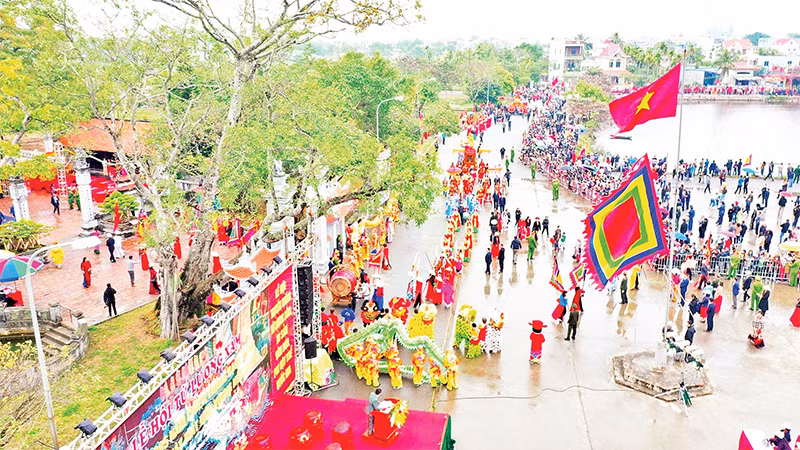 Lễ hội Từ Lương Xâm - nơi đặt căn cứ bản doanh của Ðức Vương Ngô Quyền trong Chiến thắng Bạch Ðằng năm 938. 