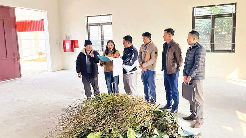 Lãnh đạo Sở Nông nghiệp và Phát triển nông thôn Bắc Kạn kiểm tra, nghiệm thu, bàn giao nhà xưởng mới xây dựng cho Hợp tác xã dược liệu Bảo Châu, huyện Na Rì. (Ảnh THU TRANG) 