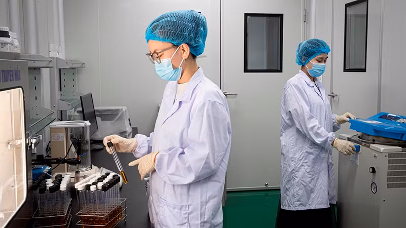 Hoạt động nghiên cứu tại Trung tâm Chiếu xạ Hà Nội.( Ảnh Sơn Tùng) 