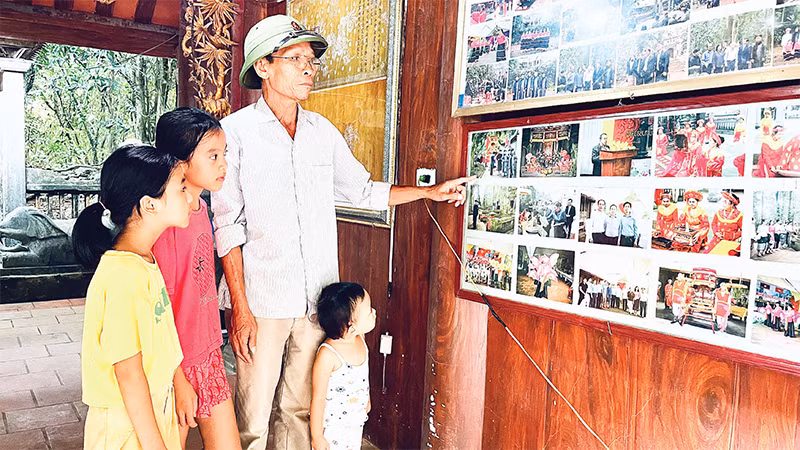 Người già thôn Thượng, xã Sơn Lai (huyện Nho Quan, Ninh Bình) kể cho lớp sau về nguồn gốc lịch sử, các hoạt động bảo tồn Ðền Thượng. 