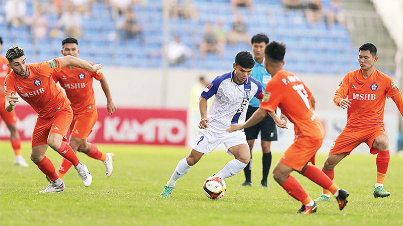 SHB Ðà Nẵng (áo cam) gây thất vọng khi để thua 0-1 trước Sông Lam Nghệ An. (Ảnh VPF) 