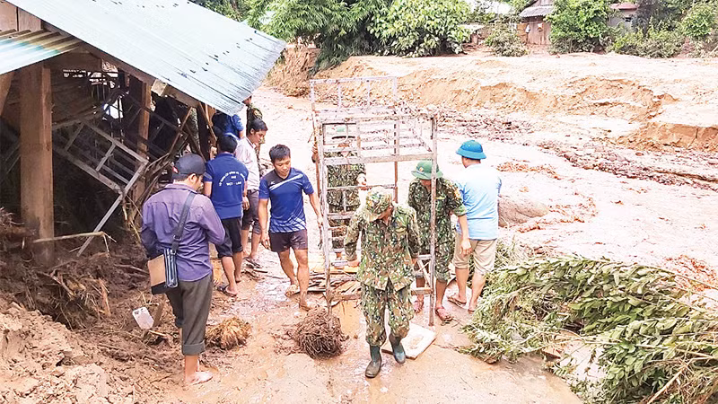 Bộ đội Biên phòng tỉnh Ðiện Biên giúp di chuyển người và tài sản ra khỏi vùng nguy hiểm. 