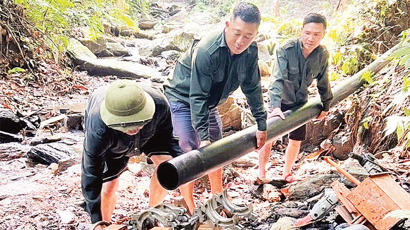 Công nhân Công ty cổ phần Cấp nước Ðiện Biên thi công đường ống dẫn nước phục vụ người dân huyện Mường Chà. 