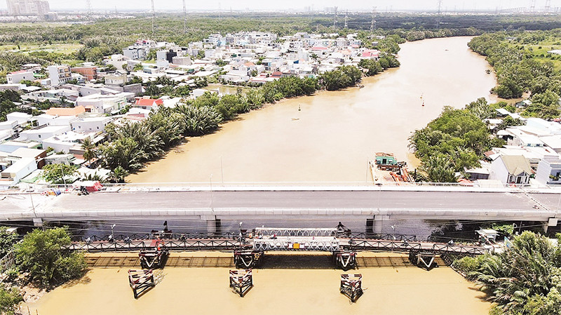 Cầu Long Kiểng (huyện Nhà Bè) là một trong những dự án đầu tư bằng nguồn vốn ngân sách sắp hoàn thành. (Ảnh Thế Anh) 