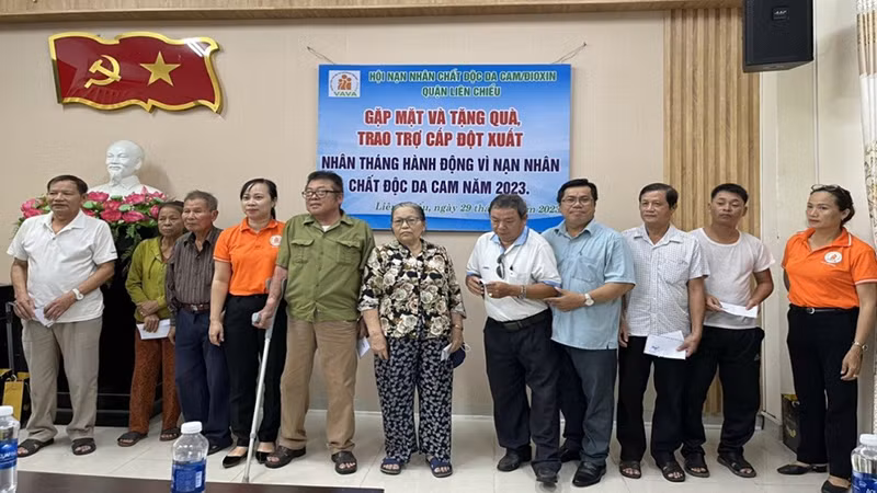 Hội Nạn nhân chất độc da cam/dioxin thành phố Ðà Nẵng gặp mặt, tặng quà hỗ trợ nạn nhân chất độc da cam. 