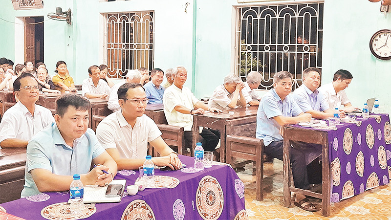 Một buổi sinh hoạt chi bộ tại thôn Hoàng Trung, xã Hồng Dương, có sự tham dự của lãnh đạo Huyện ủy Thanh Oai. 