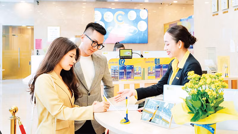 Khách hàng giao dịch tại một ngân hàng trên địa bàn thành phố. 