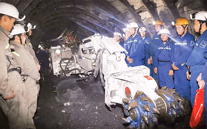 Cán bộ, công nhân Công ty cổ phần Than Vàng Danh (Vinacomin) kiểm tra hoạt động của máy đào lò EBH-45. (Ảnh HOÀNG YẾN) 