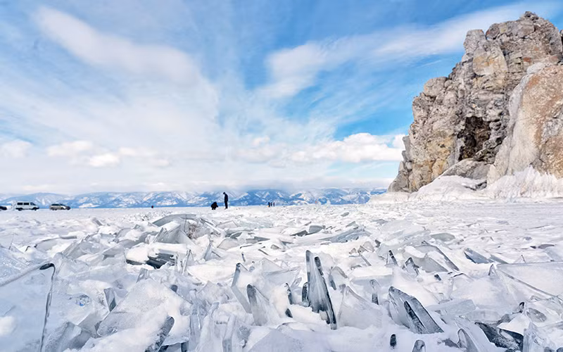 Băng trên hồ Baikal mùa đông. 