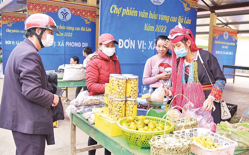 Giới thiệu sản phẩm truyền thống tại Chợ phiên văn hóa vùng cao Hà Lâu. 