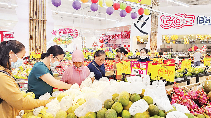 Người dân mua hàng hóa ở siêu thị Go! tại thành phố Hạ Long (tỉnh Quảng Ninh) sáng 12/9. (Ảnh LƯƠNG QUANG THỌ) 