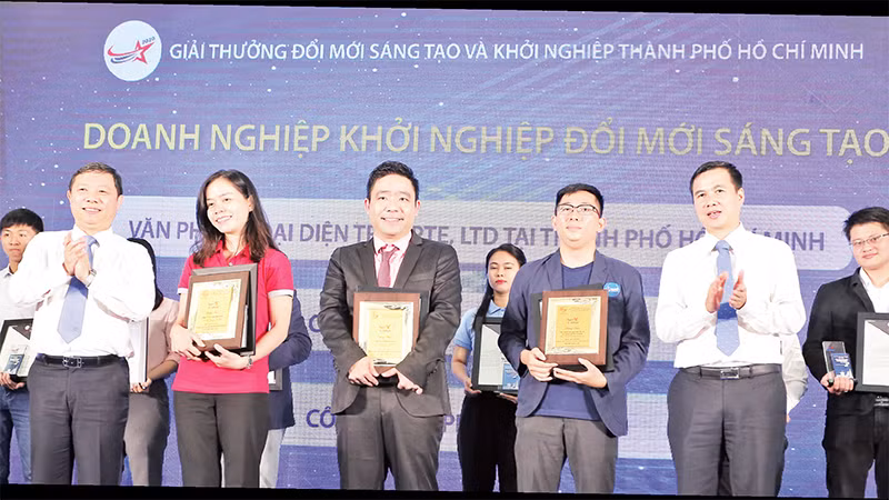 Ban Tổ chức Cuộc thi Ðổi mới sáng tạo và Khởi nghiệp Thành phố Hồ Chí Minh trao thưởng cho các dự án đoạt giải cao. 
