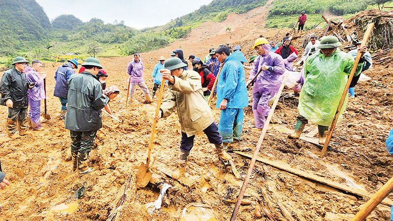 Các lực lượng tỉnh Cao Bằng tìm kiếm nạn nhân mất tích do sạt lở đất ở xóm Lũng Lỳ, xã Ca Thành, huyện Nguyên Bình. 