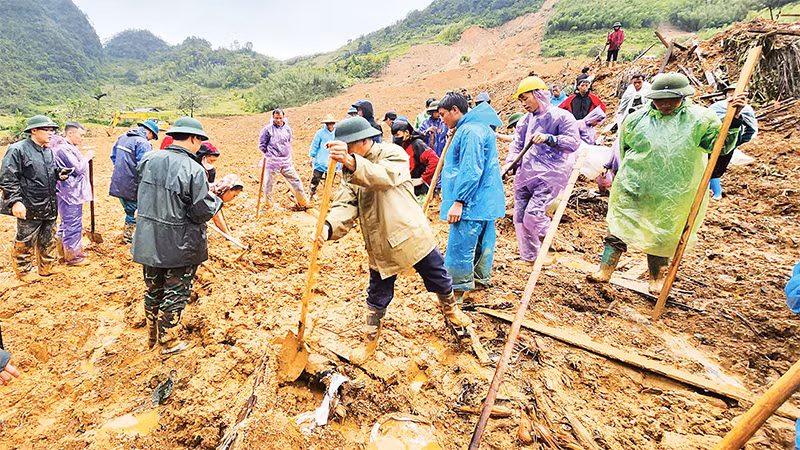 Các lực lượng tỉnh Cao Bằng tìm kiếm nạn nhân mất tích do sạt lở đất ở xóm Lũng Lỳ, xã Ca Thành, huyện Nguyên Bình. 