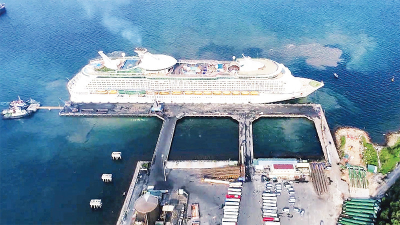 Tàu khách quốc tế cập cảng Chân Mây.