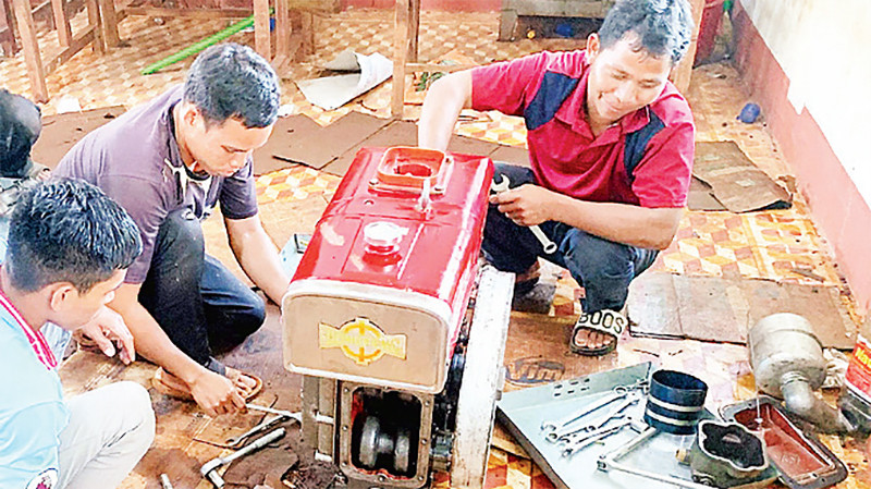 Một lớp đào tạo sửa chữa máy nông nghiệp công suất nhỏ tại Trung tâm giáo dục nghề nghiệp huyện Ðức Cơ. 