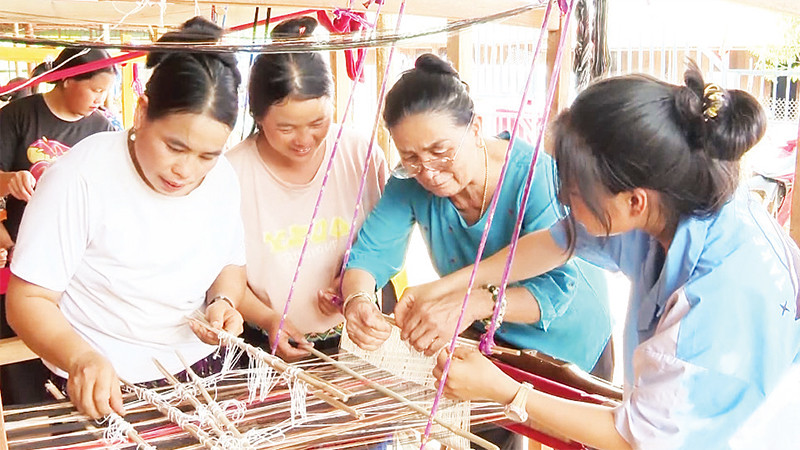 Các lớp dệt thổ cẩm đều được địa phương mời những nghệ nhân có kinh nghiệm truyền dạy.