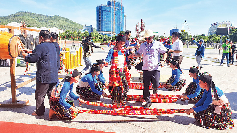 Trình diễn trích đoạn lễ hội Chá Mùn của người Thái đen (Thanh Hóa). 