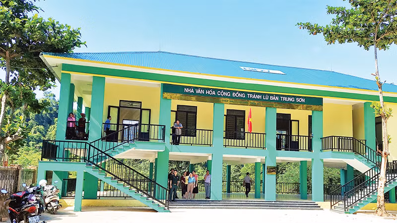 Nhà văn hóa cộng đồng tránh lũ bản Trung Sơn, xã Trường Sơn, huyện Quảng Ninh do BIDV tài trợ được đưa vào sử dụng trước mùa lũ năm nay. 