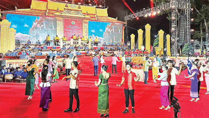 Ðồng bào Khmer Sóc Trăng vào ngày hội. (Ảnh NGUYỄN PHONG) 