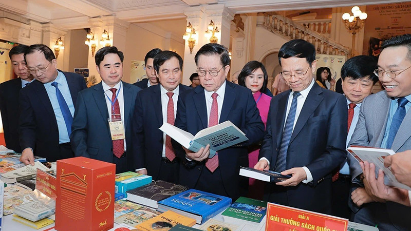 Các đại biểu tham quan khu vực trưng bày tác phẩm đoạt Giải thưởng Sách quốc gia năm 2024. (Ảnh MINH QUYẾT) 