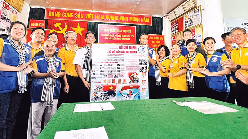 Quân và dân Thành phố Hồ Chí Minh tặng công trình Không gian văn hóa Hồ Chí Minh đến cán bộ, chiến sĩ đang công tác tại Nhà giàn DK1/10. 