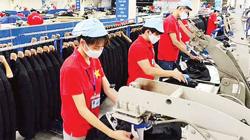 Sản xuất hàng dệt may xuất khẩu tại Tổng công ty May 10. 