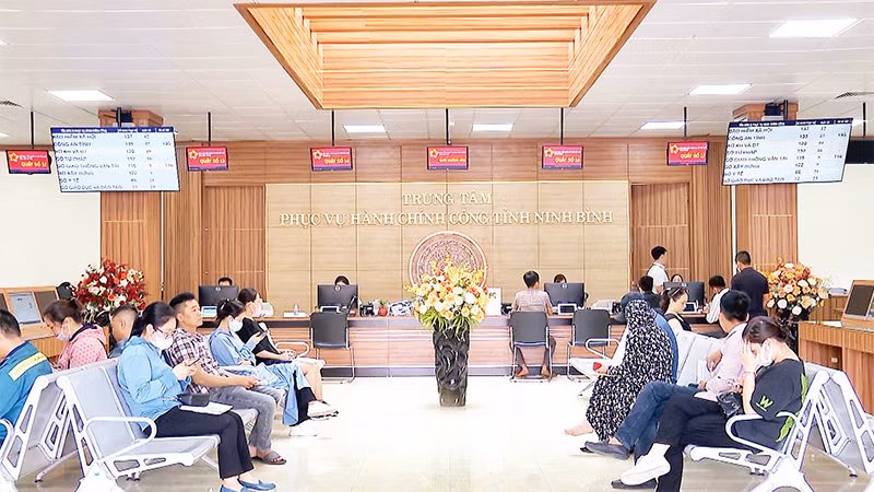 Người dân làm thủ tục tại Trung tâm phục vụ hành chính công tỉnh Ninh Bình. (Ảnh Kim Dung) 