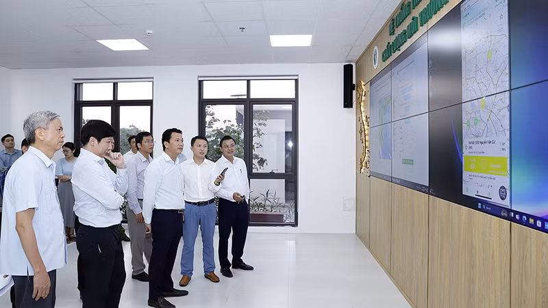 Trung tâm Tích hợp, xử lý thông tin, dữ liệu và Ðiều hành mạng lưới quan trắc môi trường quốc gia (Bộ Tài nguyên và Môi trường) vừa được đưa vào hoạt động. (Ảnh: KHƯƠNG TRUNG) 