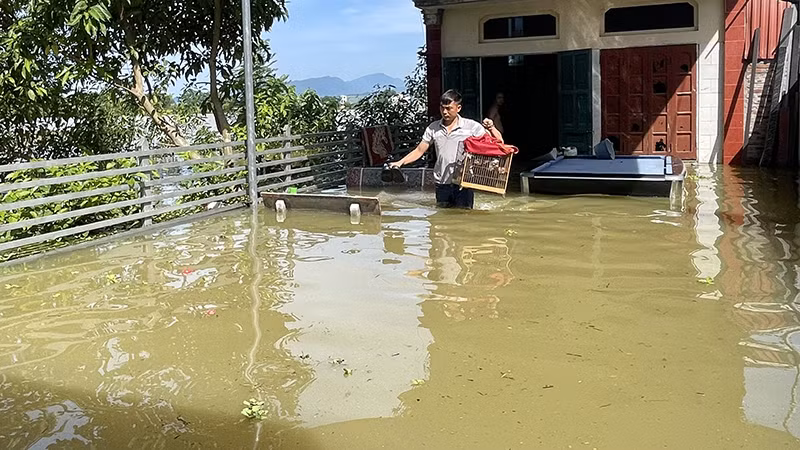 Ngập lụt nhiều ngày qua đã ảnh hưởng đến sinh hoạt của hàng trăm hộ dân xã Nam Phương Tiến, huyện Chương Mỹ (Hà Nội). 