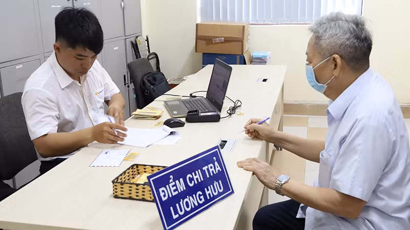 Chi trả lương hưu cho cán bộ hưu trí tại Hà Nội. 