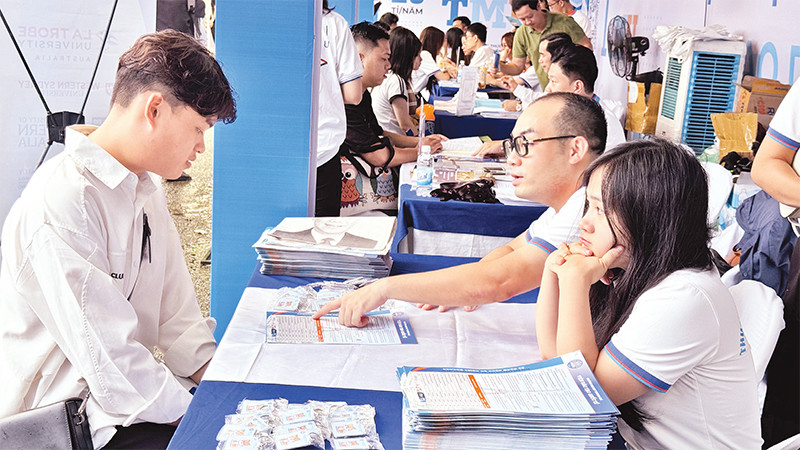 Thí sinh tìm hiểu thông tin tuyển sinh của Trường đại học Thương mại. 