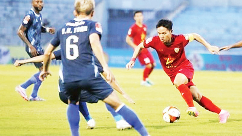 Hai đội Hồng Lĩnh Hà Tĩnh (áo đỏ) và Thành phố Hồ Chí Minh đã có những màn rượt đuổi tỷ số. 