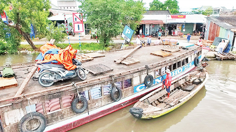 Ðò chợ Cần Thơ-Cà Mau cập bến giao hàng tại phường 5, thành phố Cà Mau. 