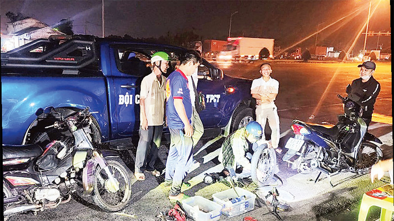 Ðội cứu hộ, cứu nạn TP Cần Thơ giúp đỡ người gặp sự cố. (Ảnh LÝ LONG) 