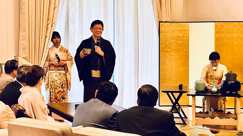 Buổi gặp gỡ, giao lưu trà đạo do Ðại sứ quán Nhật Bản tại Việt Nam tổ chức. (Ảnh TTXVN) 