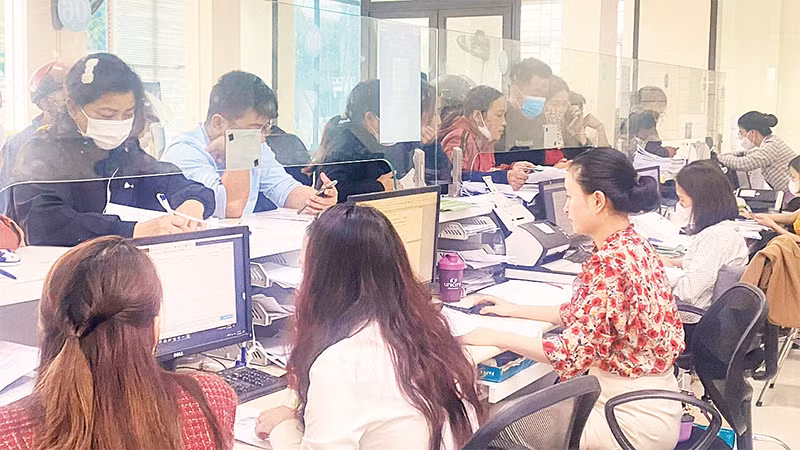 Giải quyết thủ tục hành chính cho người dân và doanh nghiệp tại huyện Cẩm Xuyên (Hà Tĩnh). 