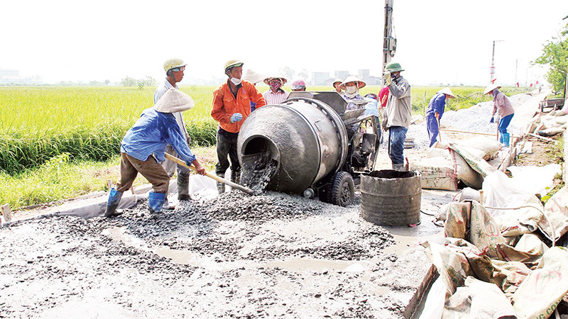 Hơn 80km đường giao thông nông thôn ở xã Bình Ðịnh đều do người dân tự làm, tự giám sát và tự chịu trách nhiệm. 