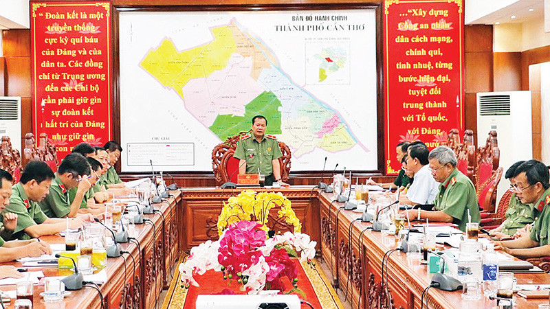 Thiếu tướng, Giám đốc Công an TP Cần Thơ Nguyễn Văn Thuận chỉ đạo công tác bảo vệ chính trị nội bộ Ðại hội đảng bộ các cấp. 