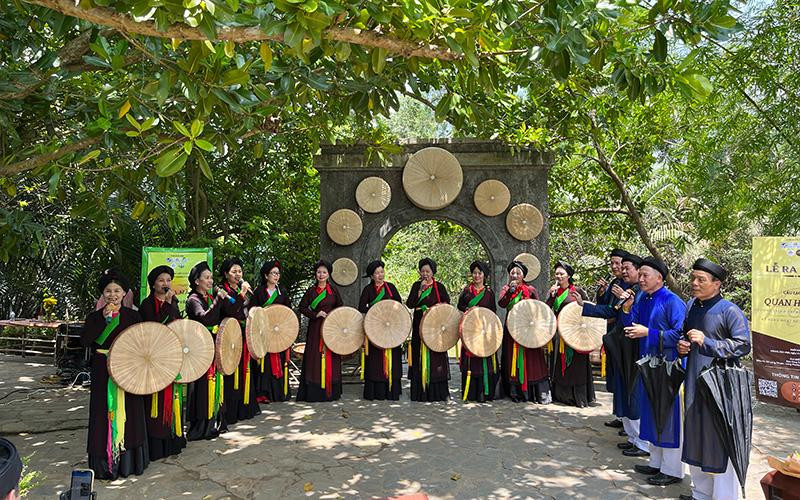 Tiết mục biểu diễn âm nhạc dân tộc phục vụ du khách đến tham quan Bảo tàng áo dài (TP Hồ Chí Minh). 