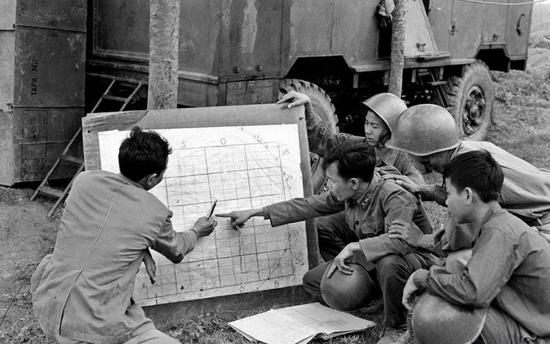 Kíp trắc thủ, phân đội 6 bộ đội tên lửa Thủ đô là đơn vị bắn rơi nhiều máy bay B-52 của Mỹ (12/1972). (Ảnh VĂN BẢO)