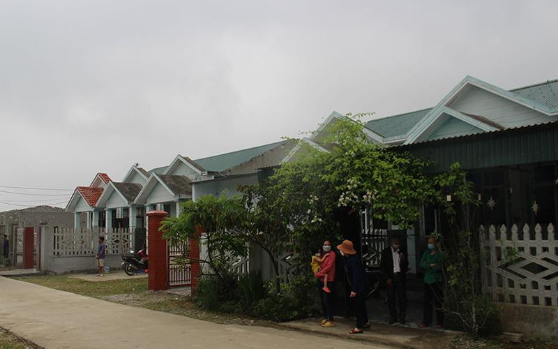 Một góc khu tái định cư cho đồng bào sinh sống trên sông ở xã Ðịnh Tiến, huyện Yên Ðịnh. 
