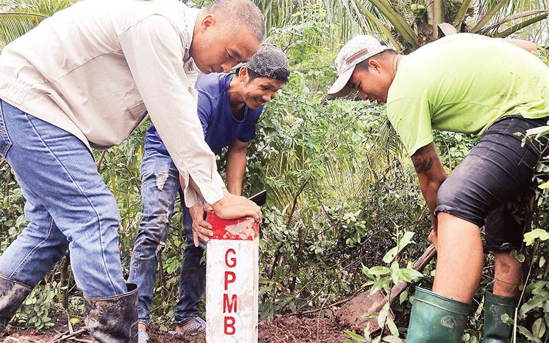 Chủ đầu tư phối hợp với UBND thành phố Thủ Ðức cắm ranh mốc, thực hiện công tác giải phóng mặt bằng dự án vành đai 3. 