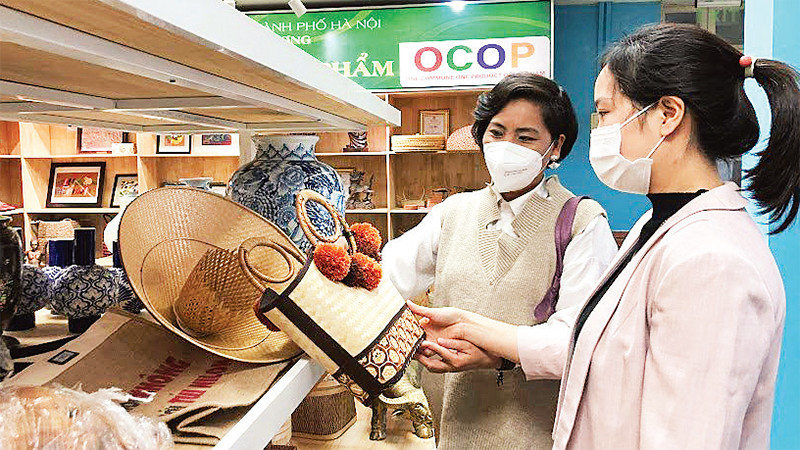 Ðiểm trưng bày, giới thiệu và quảng bá sản phẩm OCOP Thủ đô (đường Quang Trung, quận Hà Ðông, thành phố Hà Nội). (Ảnh NGUYỄN AN) 
