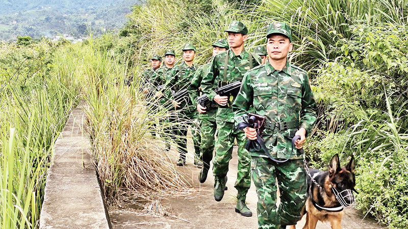 Bộ đội Biên phòng Ðồn Hoành Mô tuần tra biên giới. 