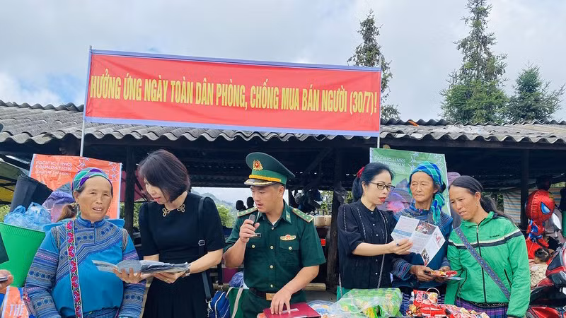 Tuyên truyền cho người dân về phòng, chống mua bán người tại chợ phiên xã Pha Long, huyện Mường Khương (Lào Cai). 
