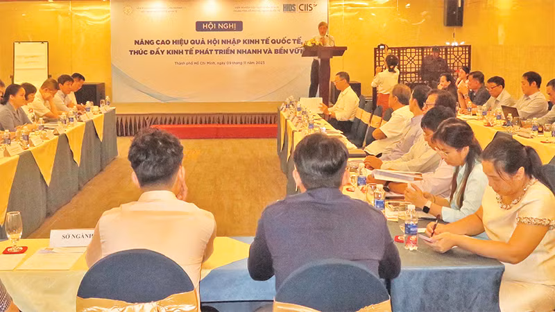 Các chuyên gia giải thích những chính sách về hội nhập kinh tế quốc tế với doanh nghiệp trong một hội nghị vừa được tổ chức tại Thành phố Hồ Chí Minh. 