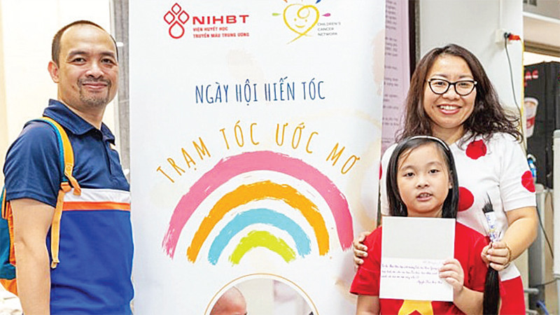 Niềm vui của những người dành tặng mái tóc của mình cho bệnh nhân ung thư. (Ảnh VIỆN HUYẾT HỌC - TRUYỀN MÁU TRUNG ƯƠNG) 