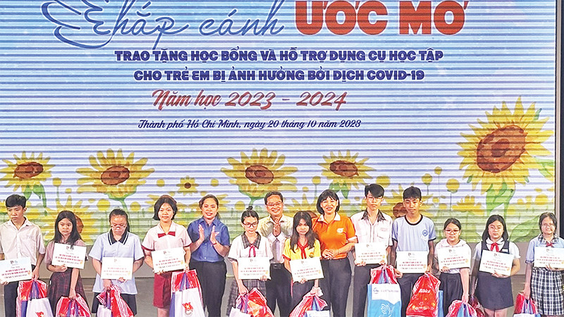 Trao học bổng từ chương trình "Chắp cánh ước mơ". 